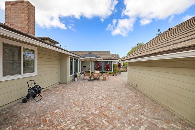 Building Photo - Beautifully Remodeled Rossmoor Home in a P...