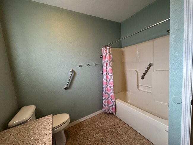 Building Photo - Spacious (Almost 3,000 sq ft) 6 Bedroom, 3 Bath Furnished Home – Live Oak, FL