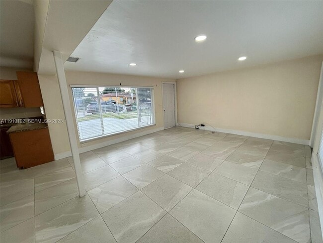 Building Photo - 610 E 8th Ave