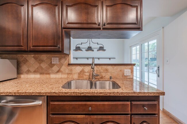 Building Photo - Valmonte 3 bed/3 bath Home plus guest house.