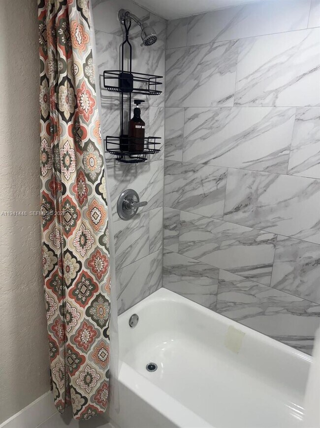 Building Photo - 582 E 18th St