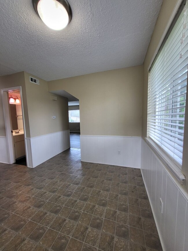 Building Photo - (2) Bed+Study/(2.5) Bath Townhome w/ Pool Access! Available NOW!