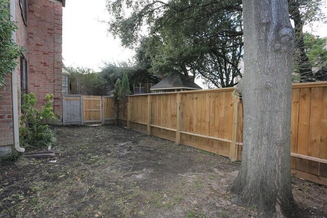 Building Photo - 2255 Braeswood Park Dr