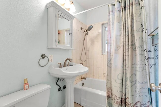 Building Photo - 227 Valle Vista Ave