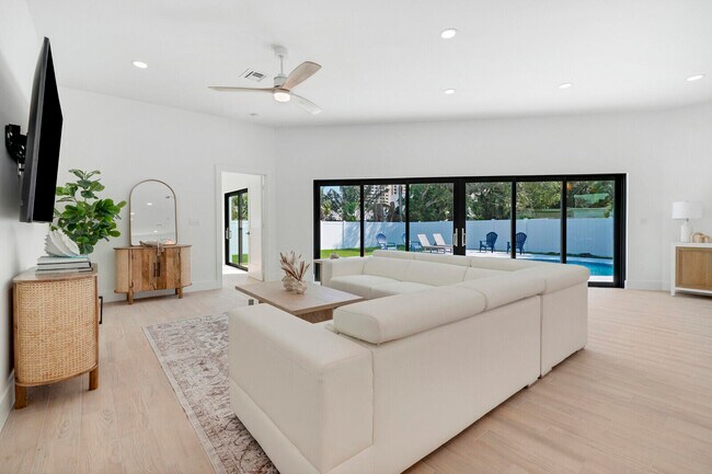 Building Photo - 1248 N Harbor Dr