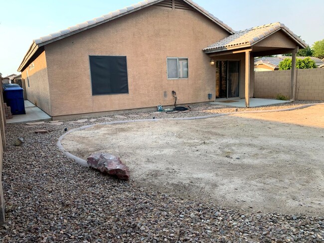 Building Photo - 3 BEDROOM 2 BATH CORNER LOT HOME WITH 2 CA...