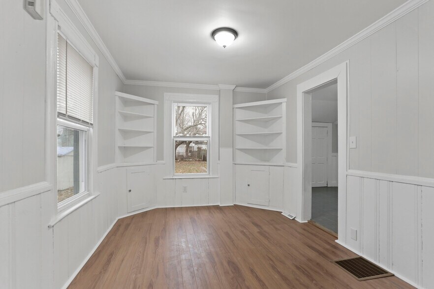 Building Photo - 393 Huntington St