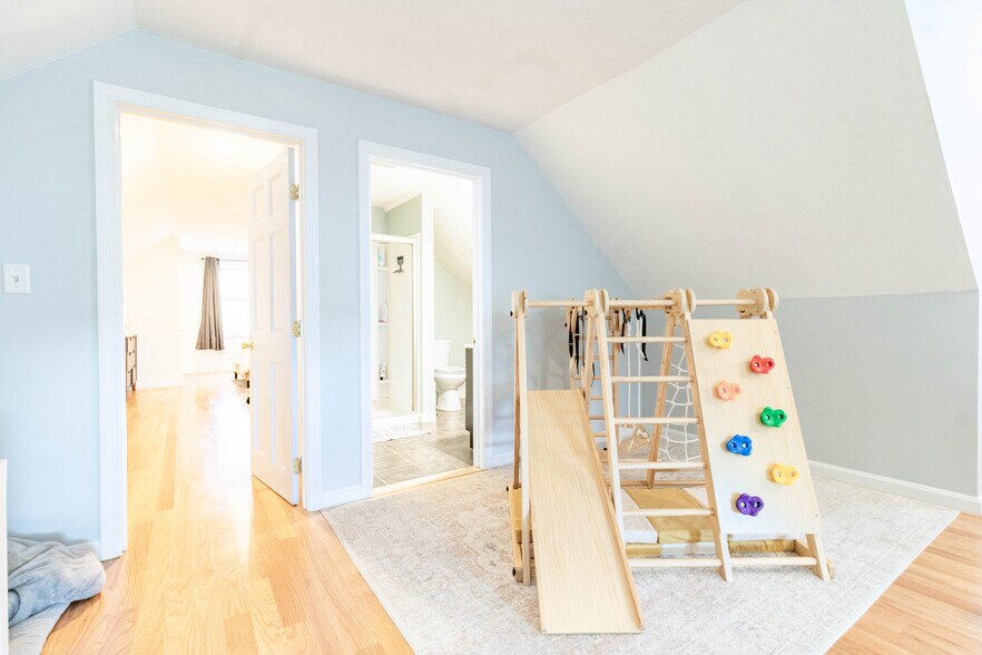 Upstairs bonus space - 221 Neponset Ave