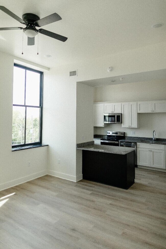 Building Photo - 301 N Mulberry St