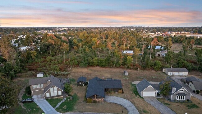 Building Photo - Ranch-Style Home Near the Razorback Greenway