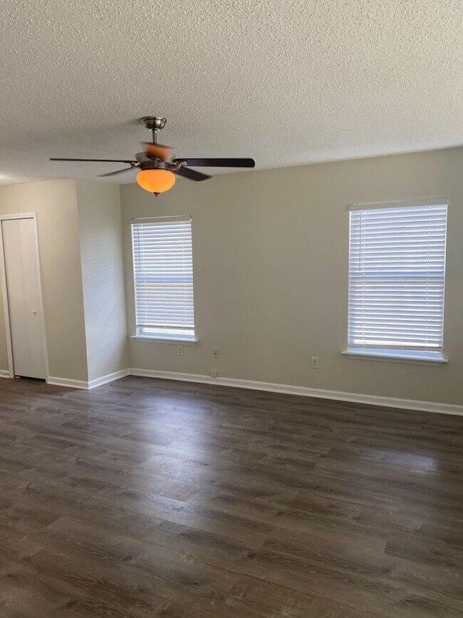 Building Photo - Lovely 2x1 in St. Augustine! Gorgeous Upgrade Kitchen!