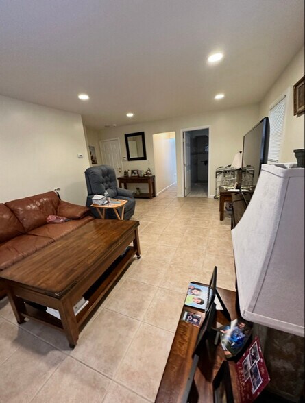 Building Photo - 203 Pineview Ave