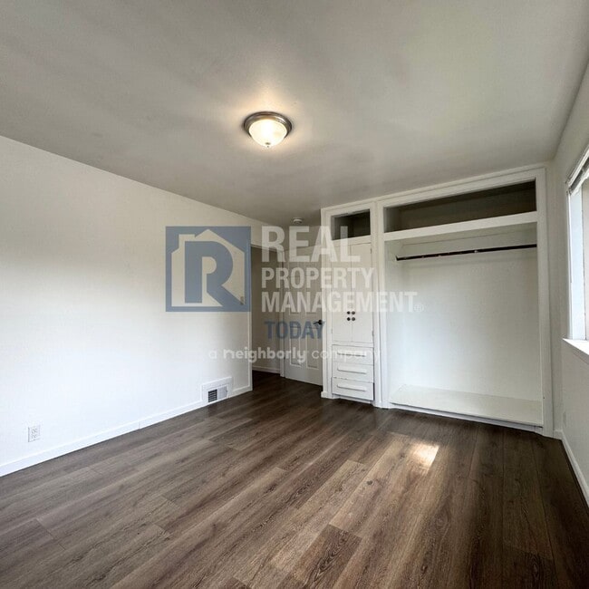 Building Photo - 2021 E 72nd St