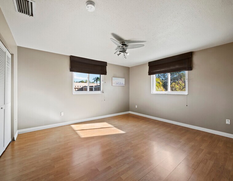 Building Photo - 633 Chevy Chase Dr