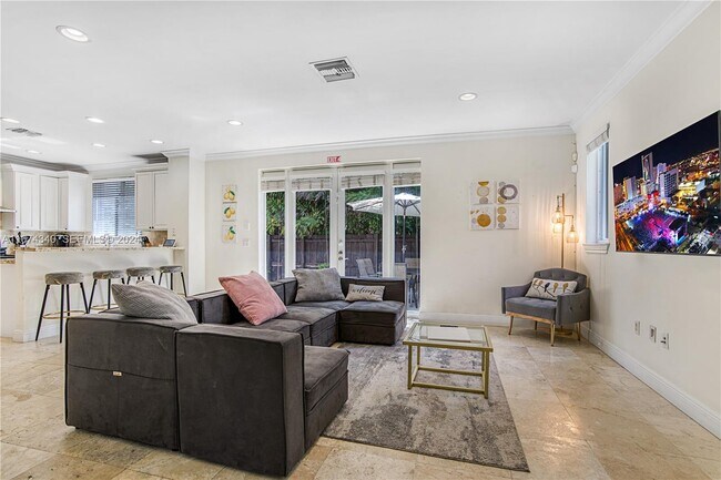 Building Photo - 1705 NE 11th St