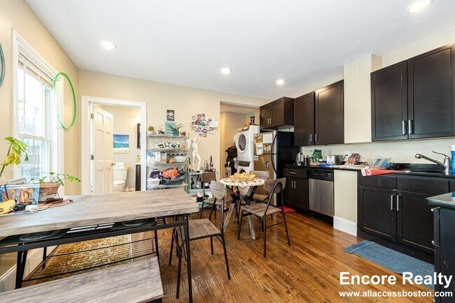 Building Photo - 1566 Tremont St