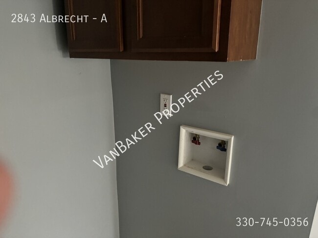 Building Photo - 2843 Albrecht-A