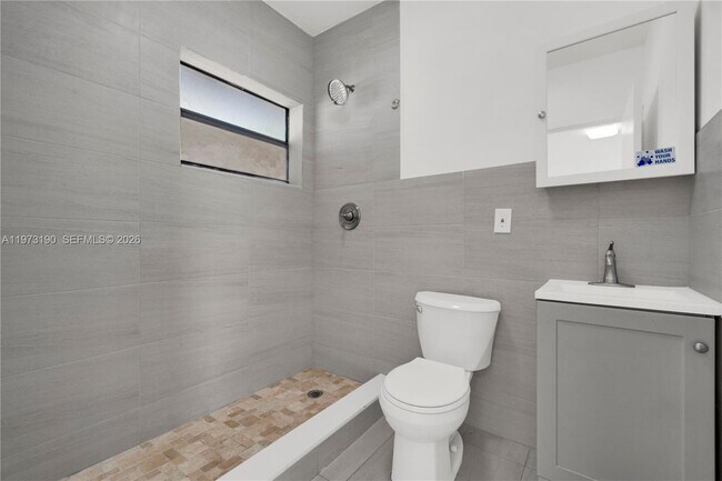 Building Photo - 13390 NE 6th Ave