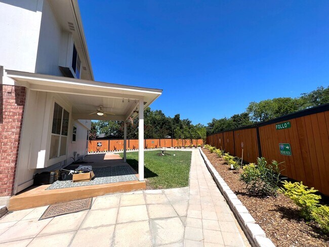Building Photo - 3 Bedroom 2.5 Bath 1 Single Family Home for Rent in Cambridge Heights Area of Round Rock, Texas, ...