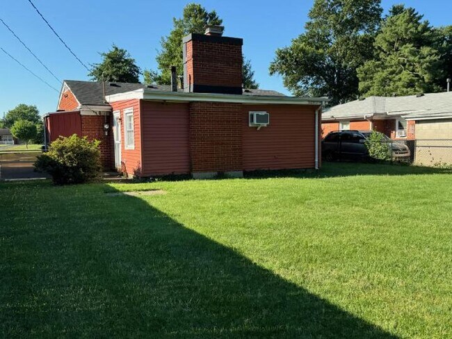 Building Photo - 2511 Meadow Dr