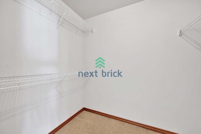 Building Photo - 4 BED & 2.5 SINGLE FAMILY HOUSE FOR RENT