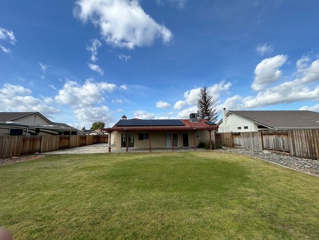Building Photo - Beautiful NW home w/ SOLAR! 3bd+2ba $2,400!!