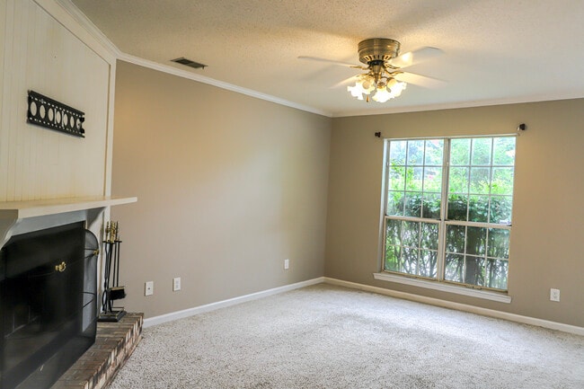 Building Photo - 2012 Briar Ct