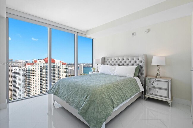 Building Photo - 1300 Brickell Bay Dr