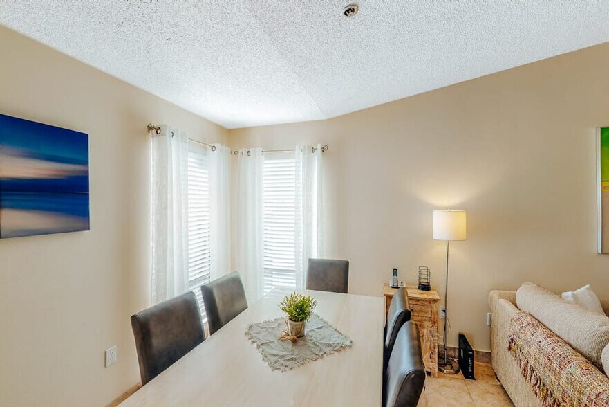 Building Photo - 3601 E Bay Dr