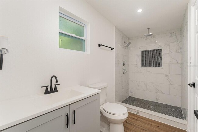 Building Photo - 833 N Suwannee Ave