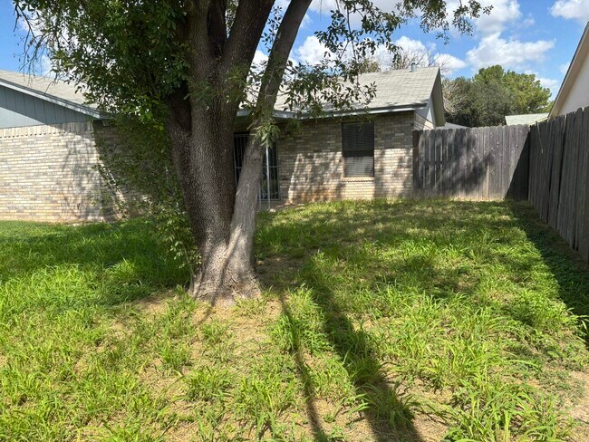 Building Photo - 213 S Dakota St