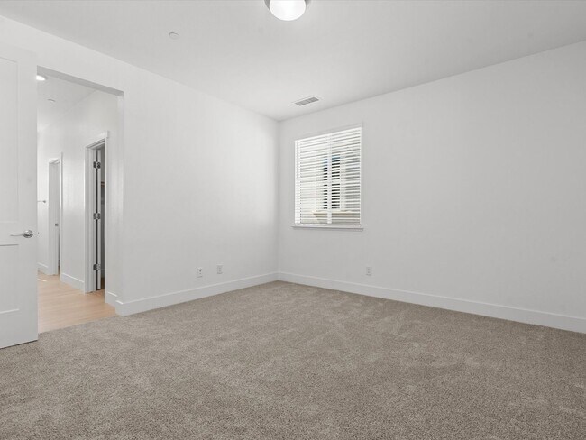 Building Photo - Desirable South Reno neighborhood of the Courtyards at Arrowcreek.