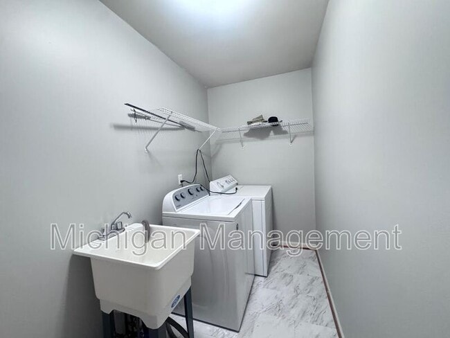 Building Photo - 4351 Hunters Cir W