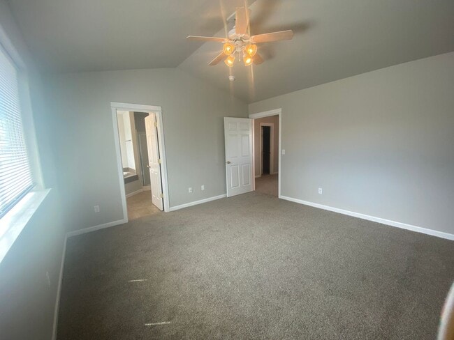 Building Photo - Reindeer Ave. Duplex