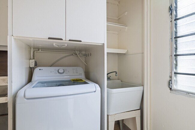 Building Photo - Close to UH- 2 bed/ 1 bath/ 1 parking