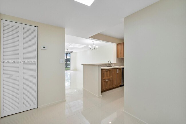 Building Photo - 2820 Somerset Dr