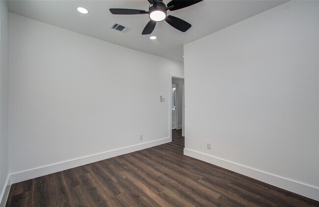 Building Photo - 7530 Park Pl Blvd