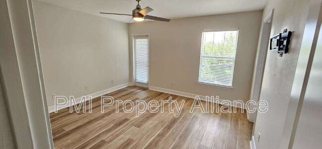 Building Photo - 945 N Fern Creek Ave