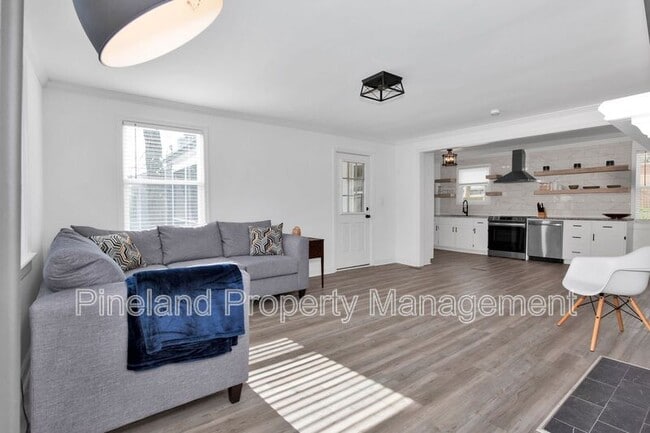 Building Photo - 506 Cross St