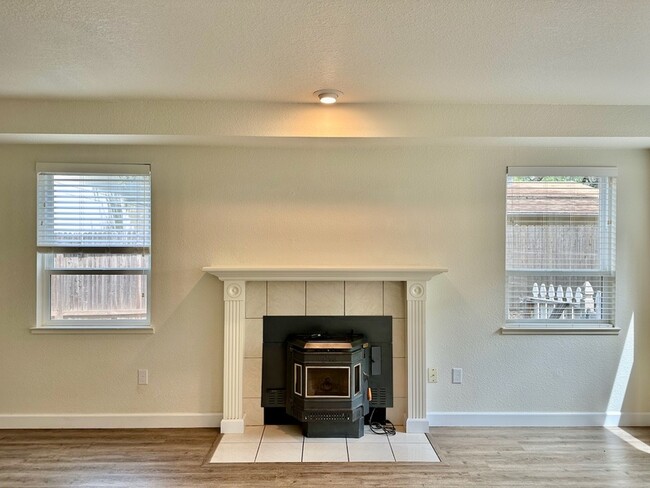 Building Photo - 515 Adriana Pl