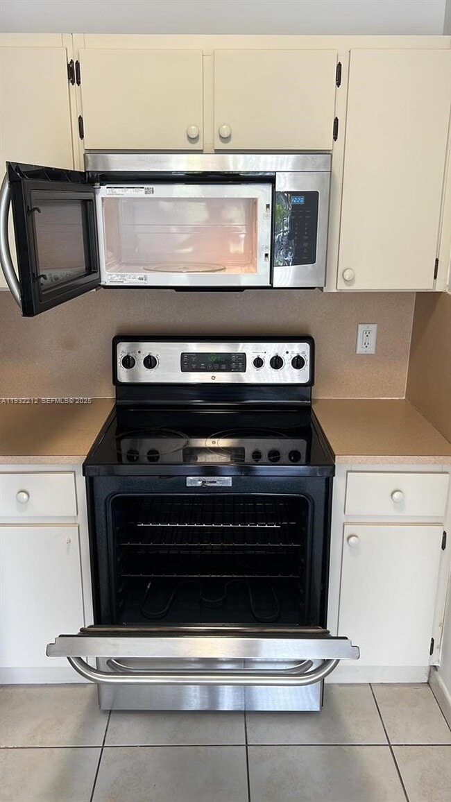 Building Photo - 7240 NW 114th Ave