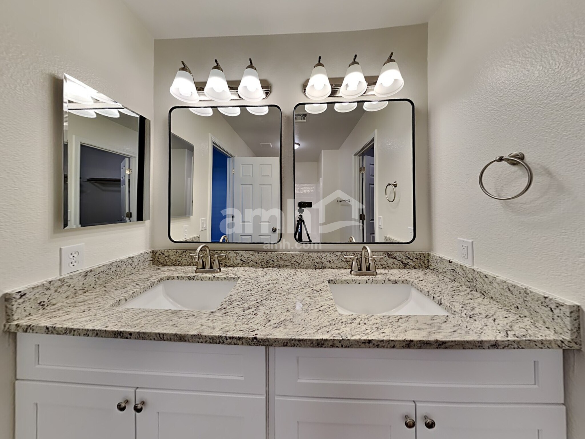 Building Photo - 11340 W Hutton Dr