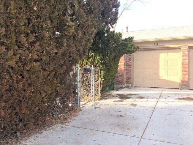 Building Photo - Reno Duplex - 1 Small Pet Friendly, Garage...