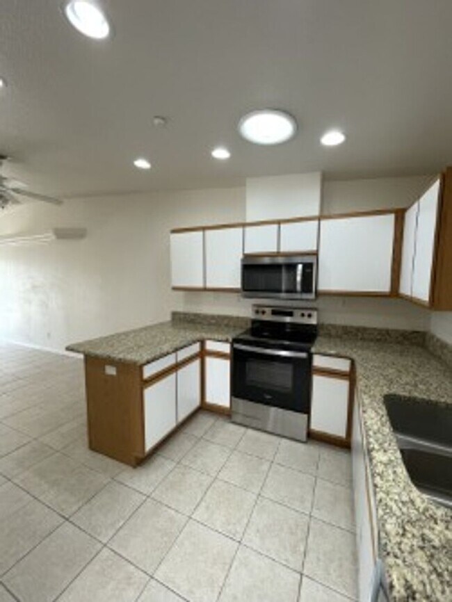 Building Photo - LAKE1335