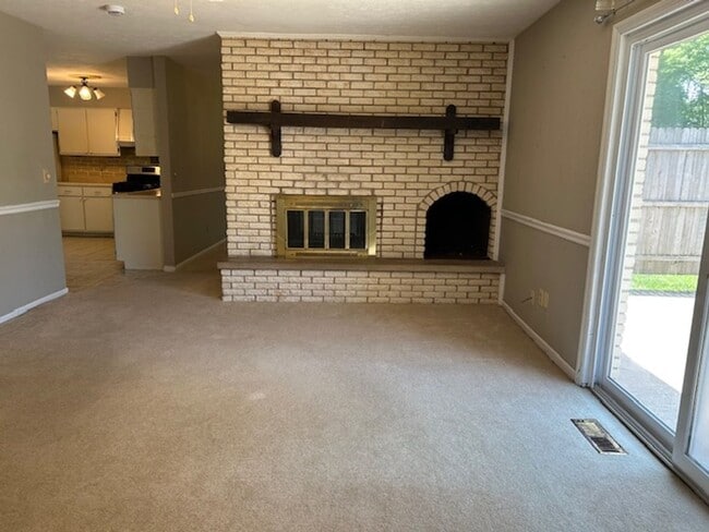 Building Photo - 2500 sq. ft. 4 Bedroom Ranch Home w/Large ...