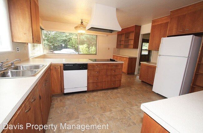 Building Photo - 5 br, 2 bath House - 10425 NE 124th ST