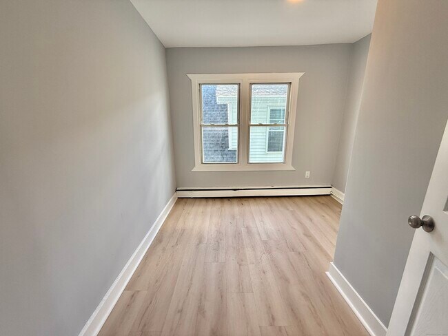 Building Photo - 748 Maple St