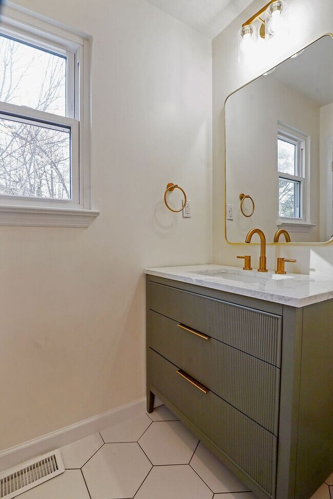 Building Photo - 908 Ryecroft Rd