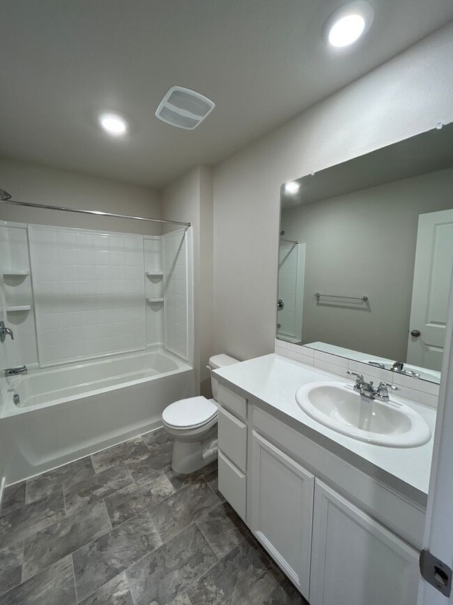 Building Photo - 3 Bedroom / 2.5 Bathroom Townhouse in NW R...