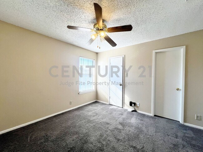 Building Photo - 929 W Hickory St